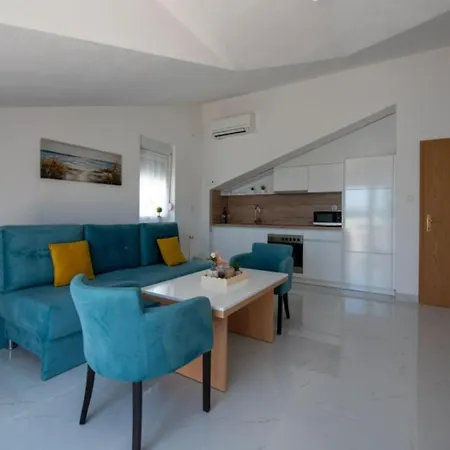 Tomi - With Sea View 2 * Trogir